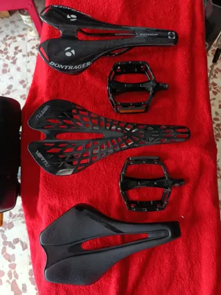 Sillines y pedales de bicicleta