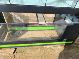 Acuario grande con divisiones y tuberías