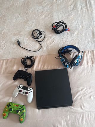PS4 Slim con mandos, cascos y juegos NEGOCIABLE