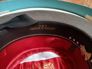 SOMBRERO DE ALA ANCHA GRIS OSCURO