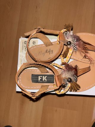 Sandalias marrones con plumas