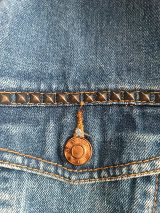 Cazadora vaquera con tachuelas