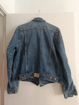 Cazadora vaquera con tachuelas