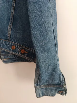 Cazadora vaquera con tachuelas