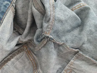 Cazadora vaquera con tachuelas