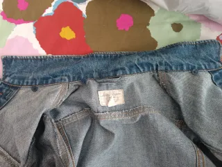 Cazadora vaquera con tachuelas