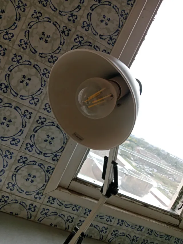 Lámpara de escritorio blanca giratoria