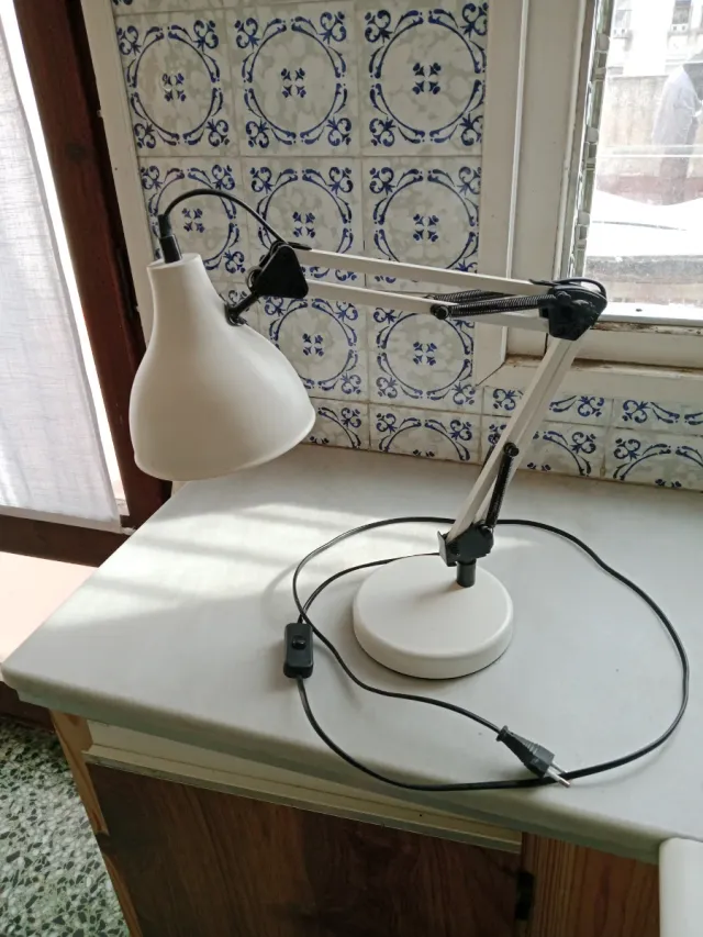 Lámpara de escritorio blanca giratoria