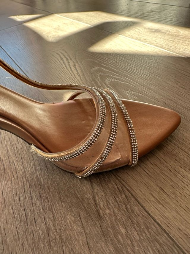 Tacones Zara Beige y Dorado Brillantes