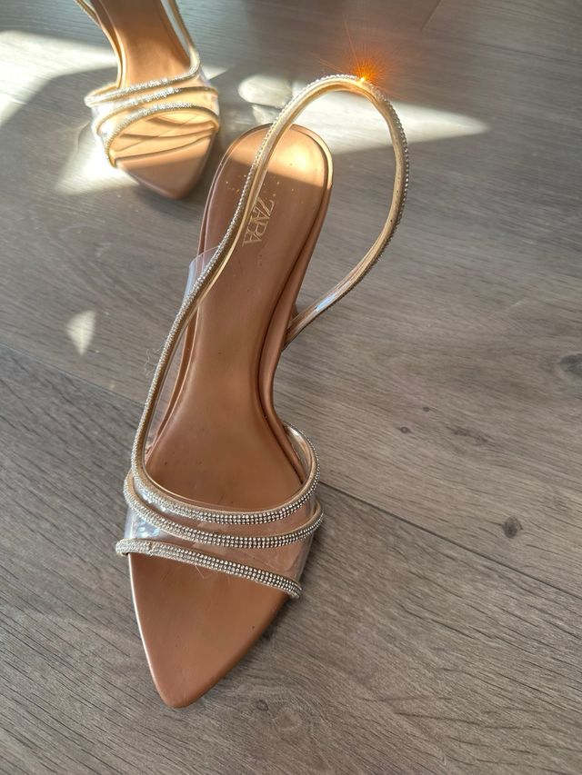 Tacones Zara Beige y Dorado Brillantes