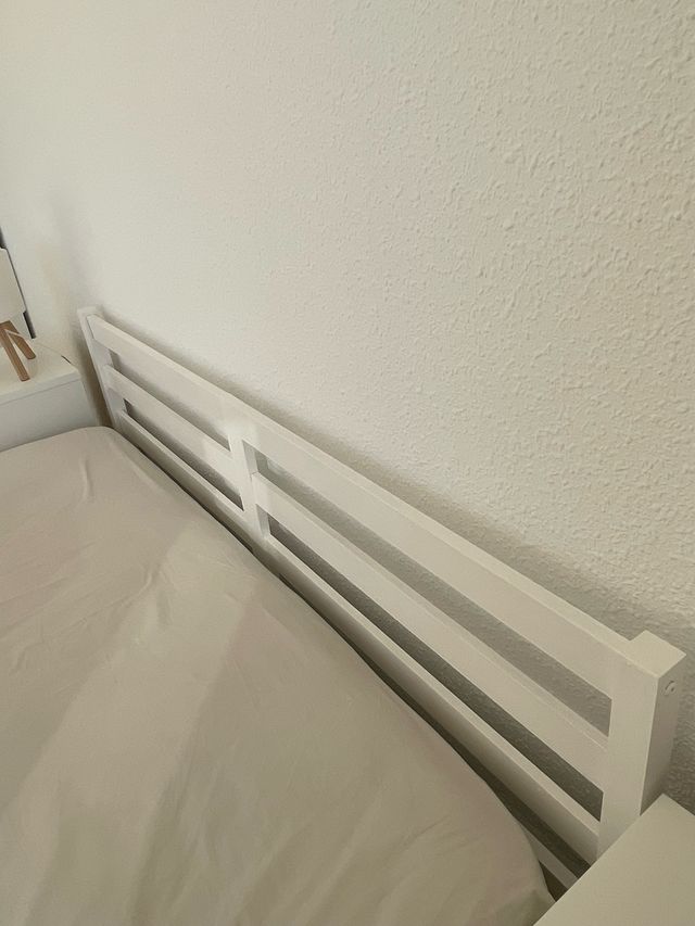 Letto matrimoniale + 2 comodini