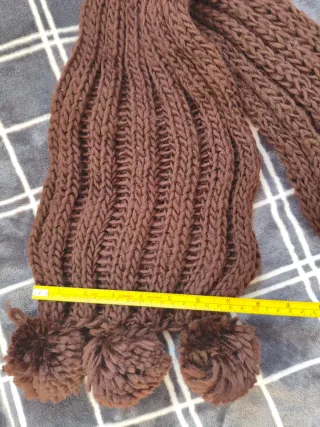 Bufanda marrón con pompones