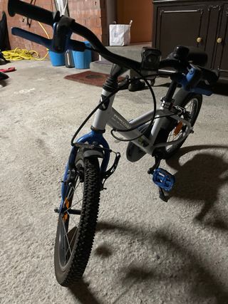 Bicicleta infantil blanca y azul