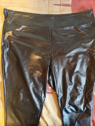 Pantalones efecto piel negros