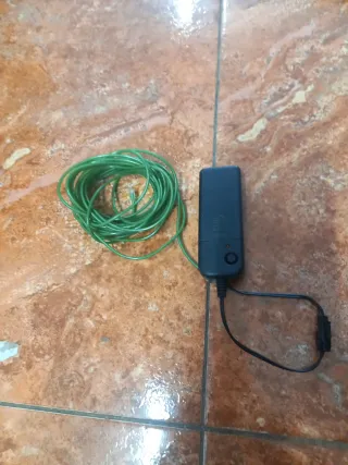 Cable LED verde con caja negra a pilas.