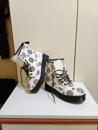 Stivaletti bianchi con pois neri