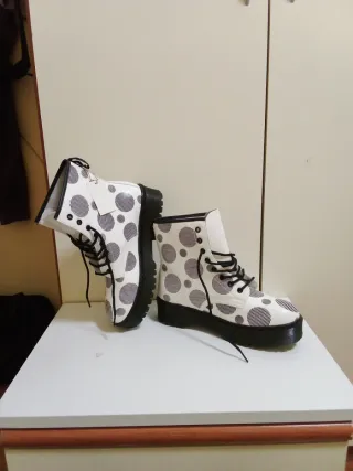 Stivaletti bianchi con pois neri