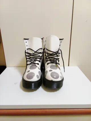 Stivaletti bianchi con pois neri