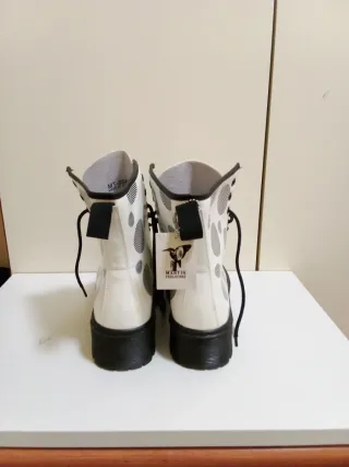 Stivaletti bianchi con pois neri