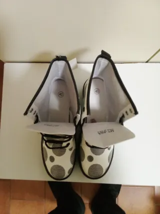 Stivaletti bianchi con pois neri