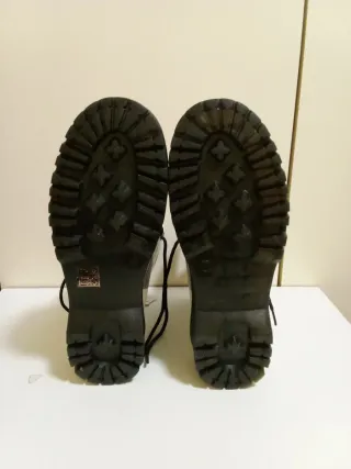 Stivaletti bianchi con pois neri