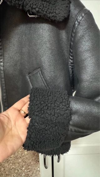 Cazadora efecto piel Zara borreguillo negra