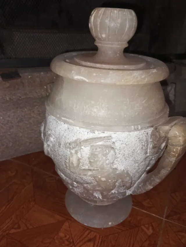 Urna antigua de mármol con figuras en relieve