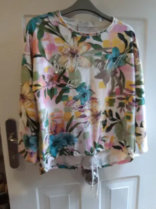 Camiseta fina tipo sudadera floral