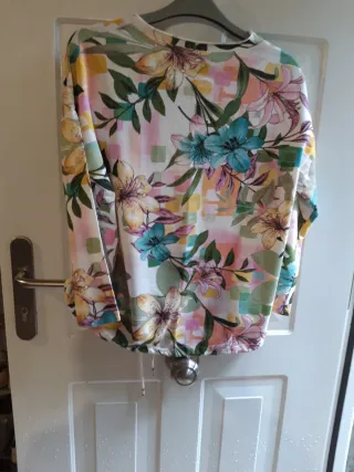 Camiseta fina tipo sudadera floral