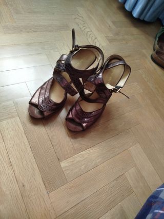 Zapatos de tacón Nine West marrones y dorados