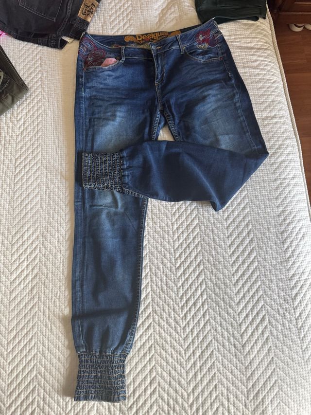Pantalón vaquero Desigual bordado
