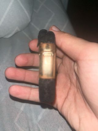 Pulsera dorada con piedra negra