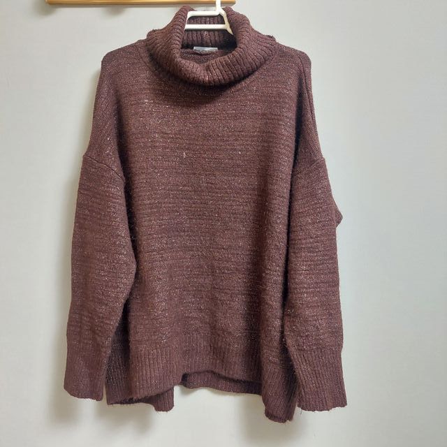 Jersey C&A cuello alto oversize marrón