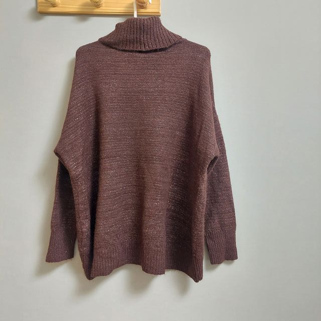 Jersey C&A cuello alto oversize marrón