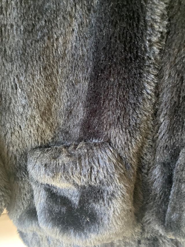 Chaqueta negra pelo con capucha con orejas.