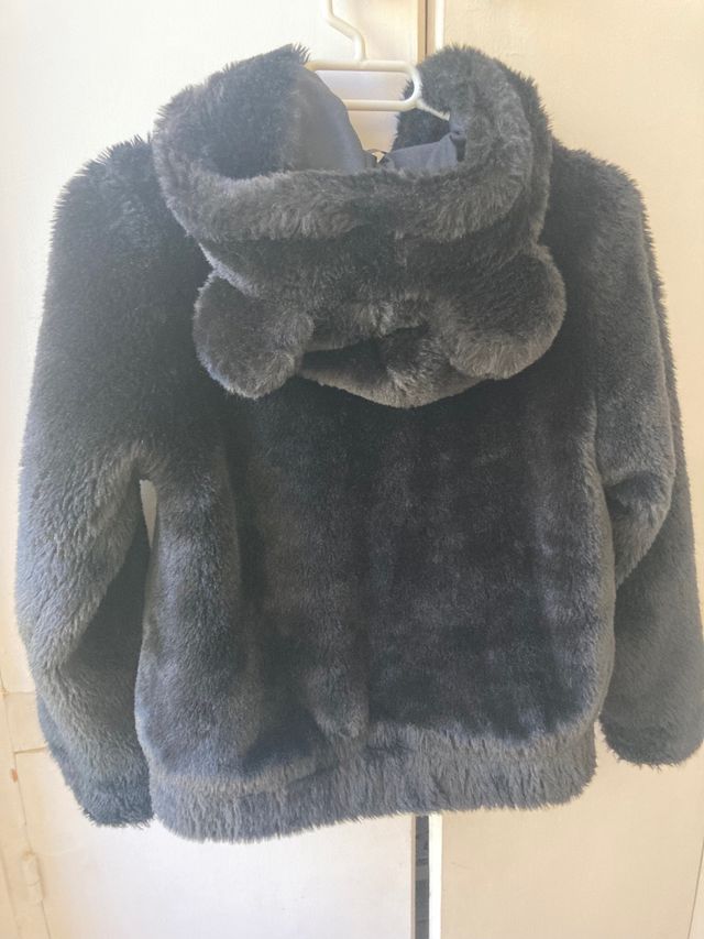Chaqueta negra pelo con capucha con orejas.