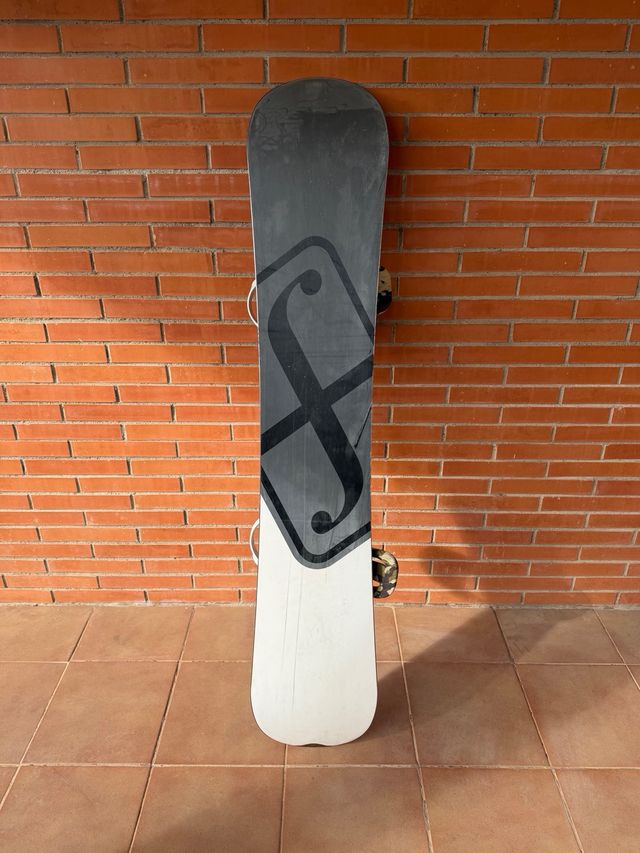 Tabla Snow Forum 158cm + Fijaciones Burton