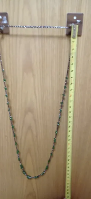 Collar crochet plateado con piedras verdes