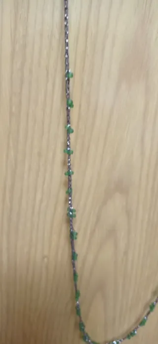 Collar crochet plateado con piedras verdes