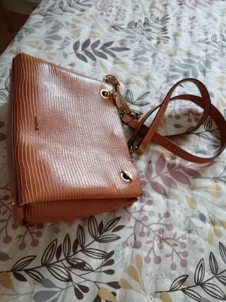 Bolso marrón con textura