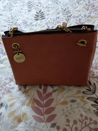 Bolso marrón con textura
