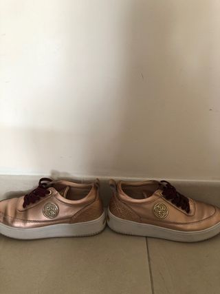 Zapatos dorados y rosas