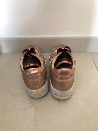 Zapatos dorados y rosas