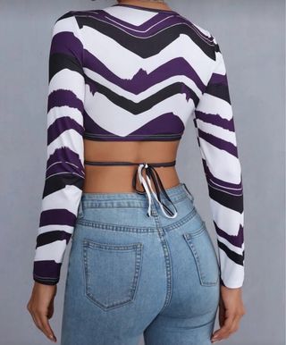 Top corto estampado morado y blanco