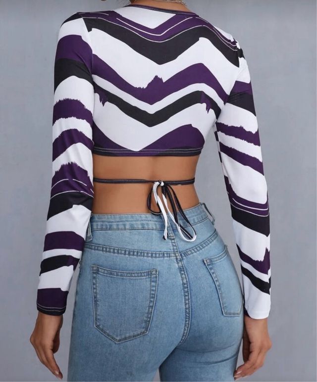 Top corto estampado morado y blanco