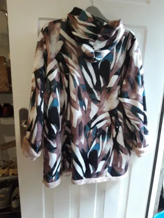 Abrigo con pelo estampado