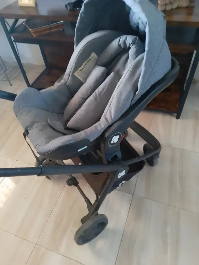 Carro de bebé gris