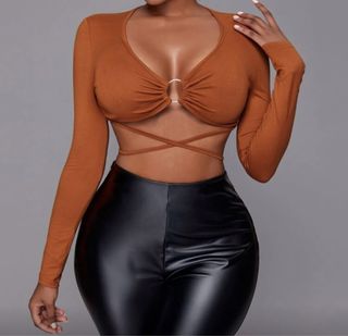 Top marrón con anilla y lazada