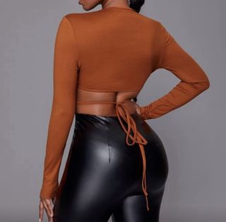 Top marrón con anilla y lazada