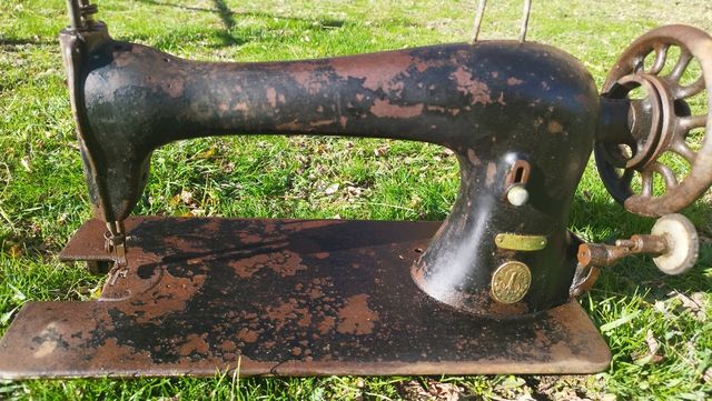 Máquina de coser muy  antigua